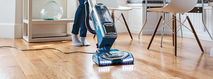 Dyson V15 Detect vs Shark Stratos